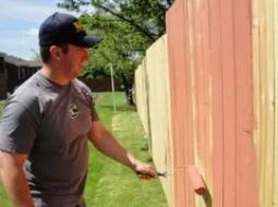 Преобразили заборы Уральска: профессиональная покраска с гарантией 2 года