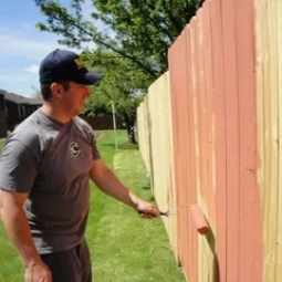 Преобразили заборы Уральска: профессиональная покраска с гарантией 2 года