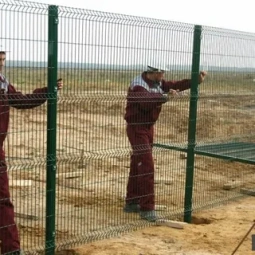 Установили защитное ограждение в Уральске с помощью проверенных разнорабочих