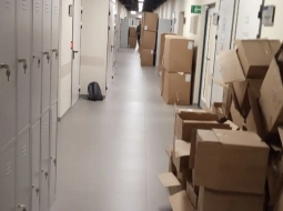 Разгрузили фуру со стульями